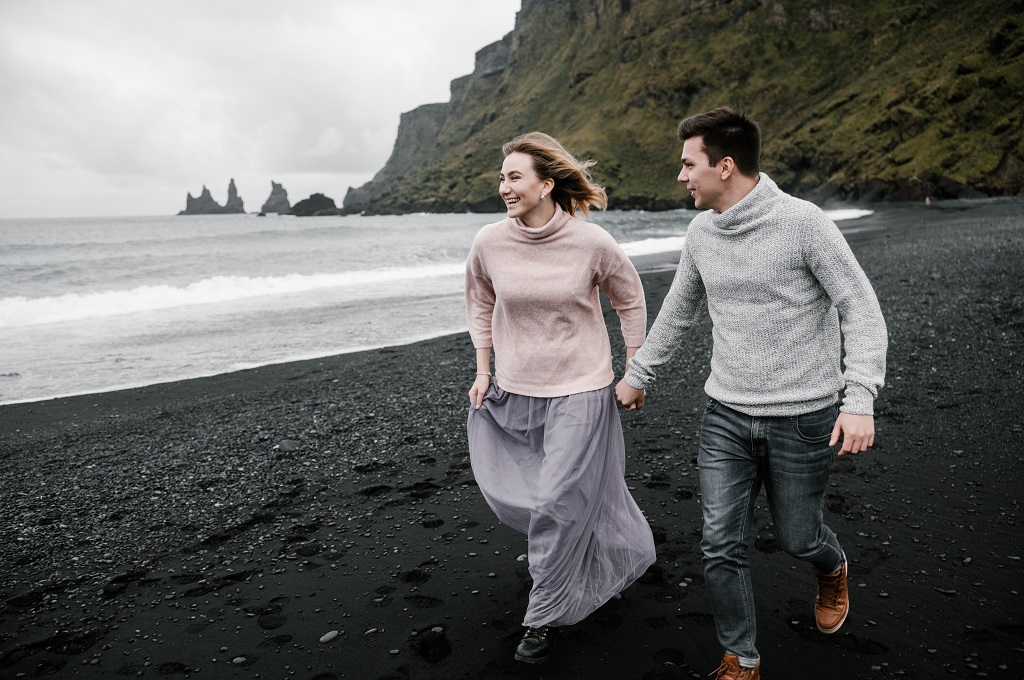 How Does a Guy in Love Look? You Will Know by These Things